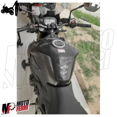 MF1617 Adesivo protezione paraserbatoio nero logo Suzuki grigio 19x13cm