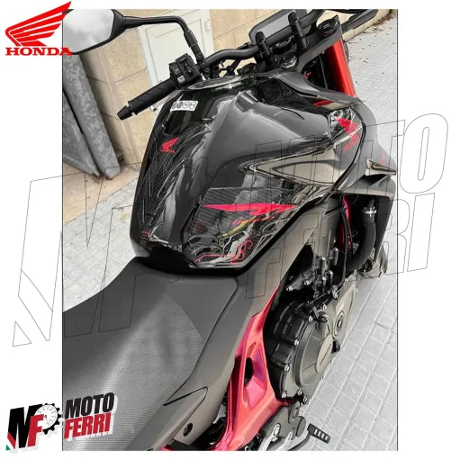 MF4692 Adesivo Protezione Paraserbatoio Carbon Look logo Honda Rosso 20x14cm