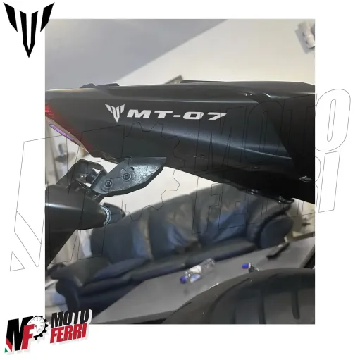 MF6826 Kit 2 Adesivo Emblema Logo Yamaha MT-07 Bianco Lucido 10x1,65cm