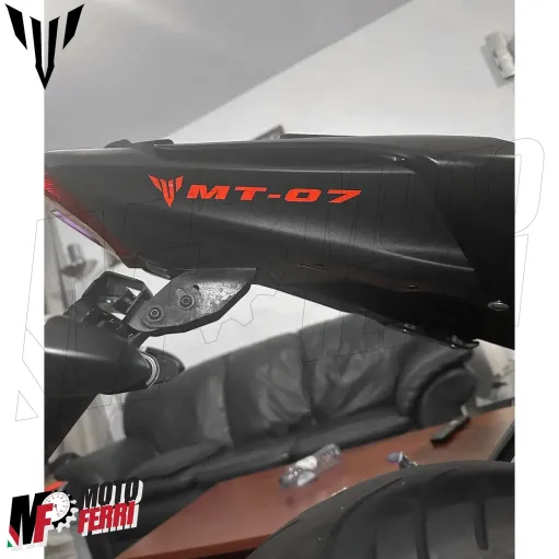 MF6826 Kit 2 Adesivo Emblema Logo Yamaha MT-07 Rosso Lucido 10x1,65cm