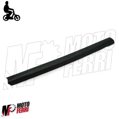 MF1917 PROFILO SERBATOIO CENTRALE NERO IN GOMMA ADESIVO 50 CM PIAGGIO SI
